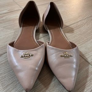 Coach flats size 6, fits more for 5.5 or regular width size 6.